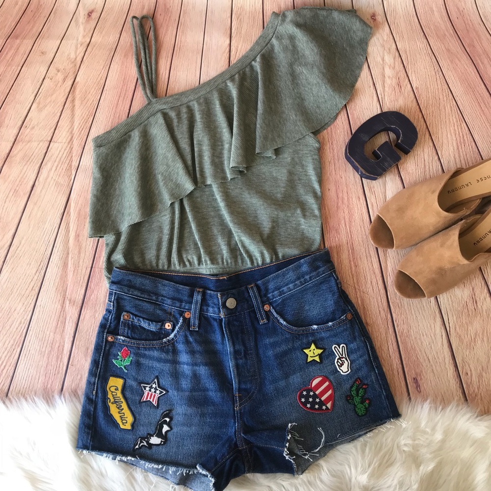 One shoulder crop top